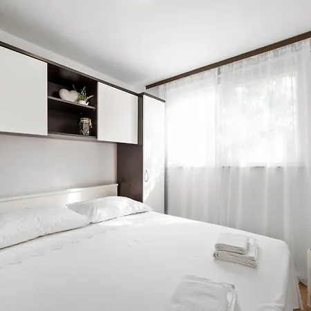 2 Bedroom In Ferienhaus Brodarica (Sibenik-Knin)