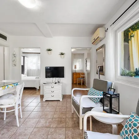 Ferienhaus 2 Bedroom In Brodarica (Sibenik-Knin)