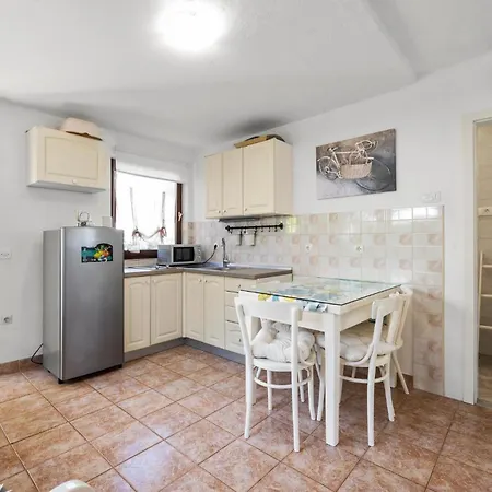 Dom wakacyjny 2 Bedroom In Brodarica (Sibenik-Knin)
