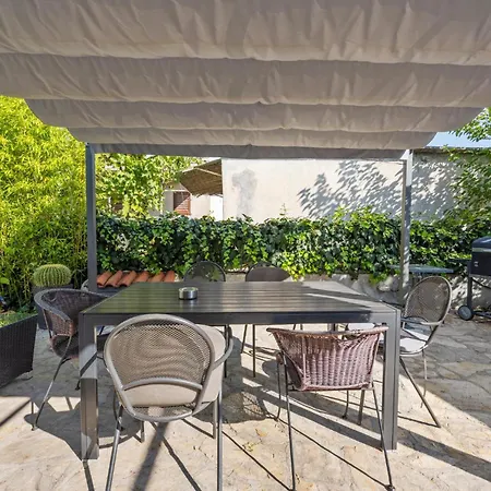 Feriehus 2 Bedroom In Brodarica (Sibenik-Knin)